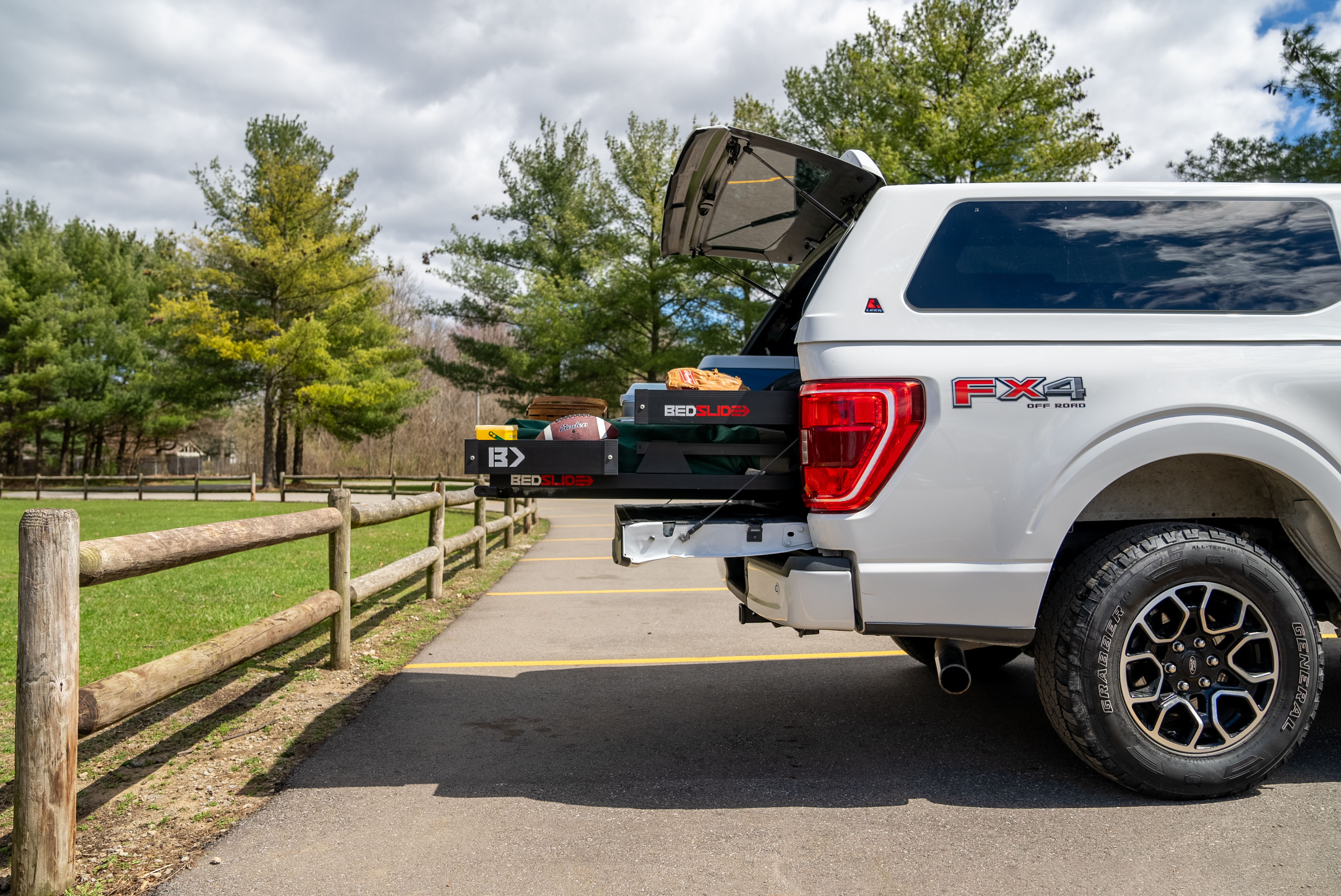 LEER 100XQ Sport Truck Cap